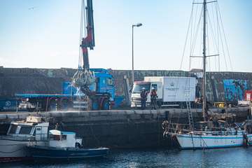 El Cabildo extrae 25 grandes sacas de plásticos y cabos, neumáticos y carros de la compra de los fondos del muelle de Taliarte/TA.